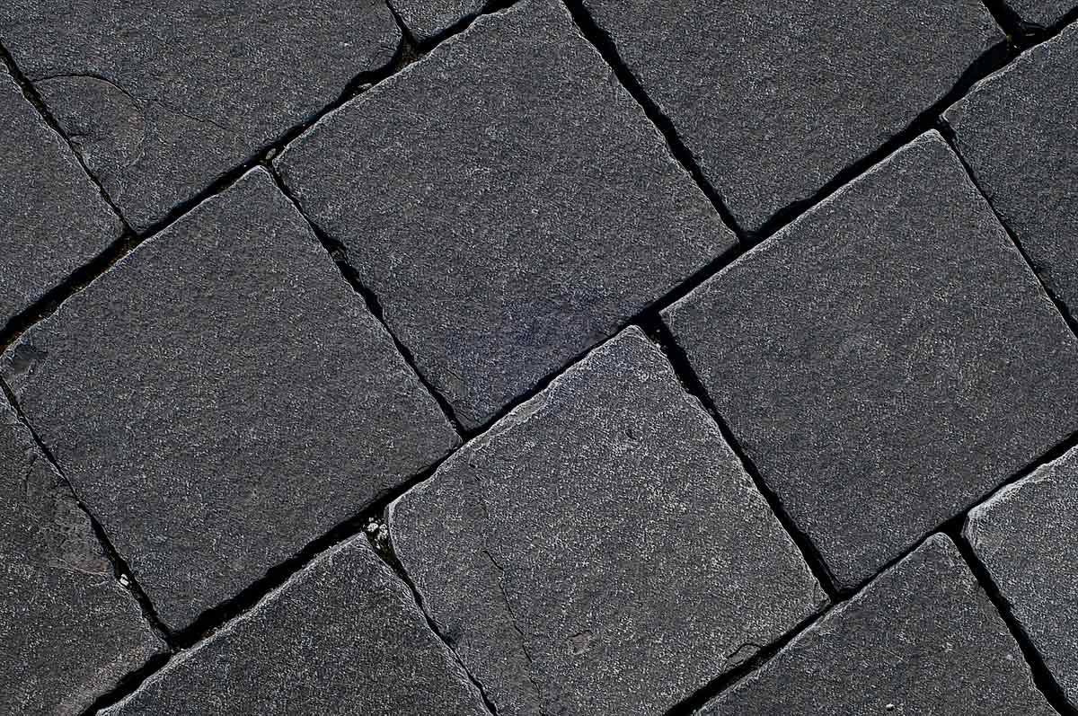 GALAXY BLACK LIMESTONE TUMBLED PAVERS