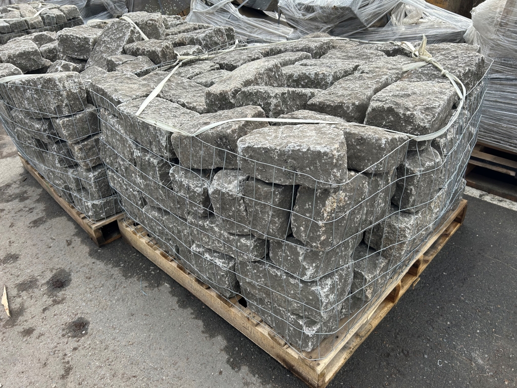 RECLAIMED GREY GRANITE BLOCKY COBBLES