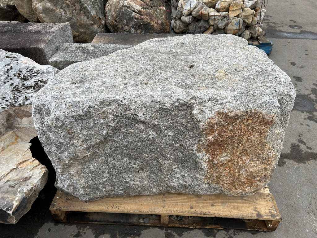 RECLAIMED GREY GRANITE BOULDERS