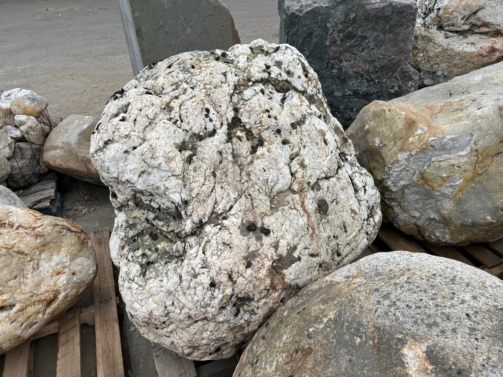 SPECIMEN SIERRA NATURAL BOULDERS